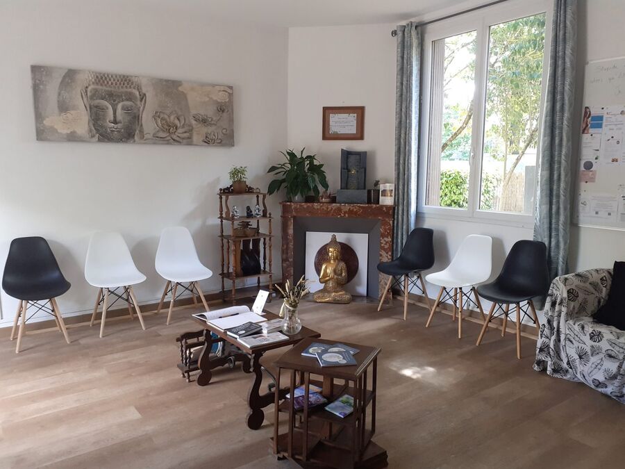 Salle des ateliers collectifs Hypnotic'Ally, cabinet Bulle de Vie à Toulouse Lardenne, chaises en cercle